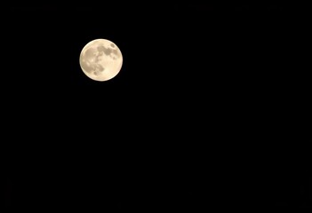 Obraz premium Full moon, stark black backdrop, celestial detail visible, bright, space