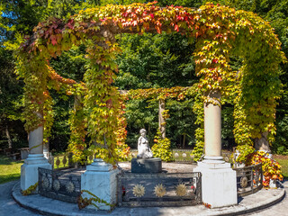 Monopteros mit herbstlich gefärbten Weinblättern im Schlosspark Höhenried am Starnberger See, Bernried, Bayern, Deutschland, Europa