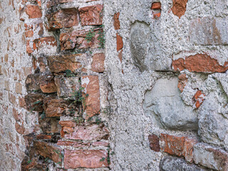 Alte verwitterte Steinmauer, Ziegelsteine, Hintergrund