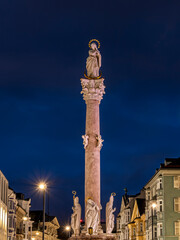 Beleuchtete Annasäule am Abend, Innsbruck, Tirol, Österreich, Europa