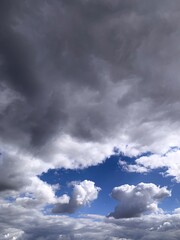 Obraz premium Cloudy sky at sunset, rays of light breaking through the clouds.