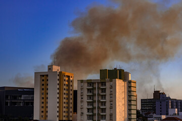 Marilia, Sao Paulo, Brazil. September, 12, 2025. Smoke column from wildfires during dry weather and low humidity reaching the urban center, spreading among residential and commercial buildings.