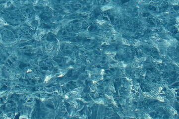 Obraz premium Section of tiled surface beside water with abstract texture and design