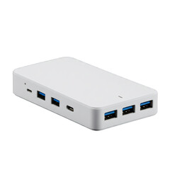 白いUSBハブのクローズアップ 透明な背景に青色のポートとシンプルでモダンなデザイン