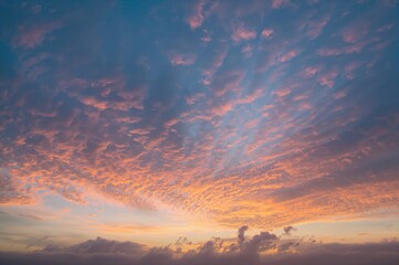 Obraz premium Gorgeous dawn and dusk sky scene with soft vibrant clouds, no birds, wide panoramic view