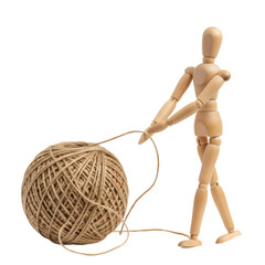 木製人形が茶色の糸玉を転がす 透明な背景の分離されたオブジェクト