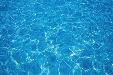 Obraz premium Sunlight reflections creating ripples on the water surface