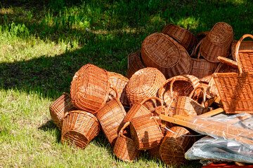 catasta di cesti in vimini