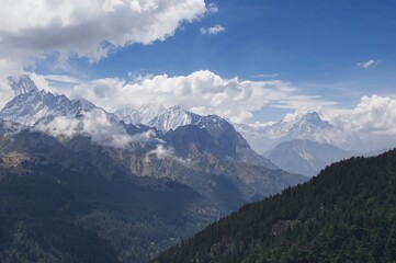 Naklejka premium Variations in mountainous landscapes, sky tones, and natural colors