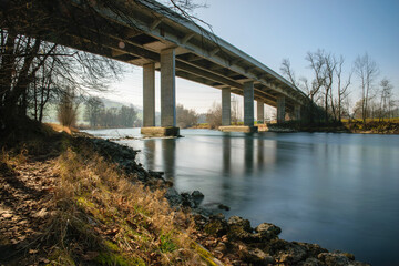 Fluss mit Autobahnbrücke