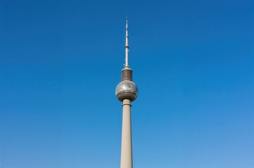 Obraz premium Skyscraper set against a clear blue sky