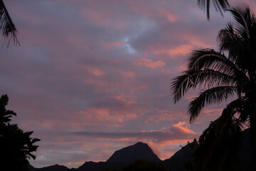 coucher de soleil rose rouge à Moorea en Polynésie