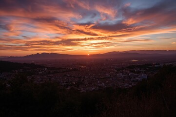 Fototapeta premium Sunset view of a town skyline in silhouette