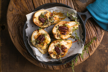 Baked Pear with Blue Cheese, Honey and Thyme – Gourmet Autumn Dessert