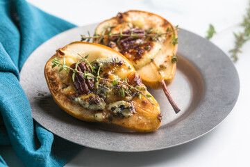 Baked Pear with Blue Cheese, Honey and Thyme – Gourmet Autumn Dessert