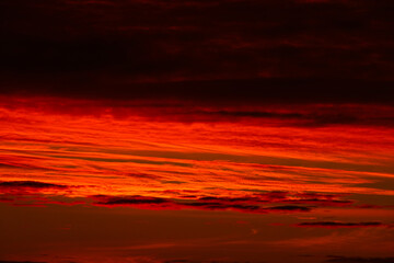 Naklejka premium bright sunrise for background or sky and cloud at morning