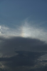 Regenbogen hoch oben, Lichterscheinung über Wolken bei Regen und Sonnenschein