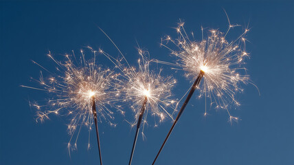 Naklejka premium 青空に三本の線香花火を掲げる