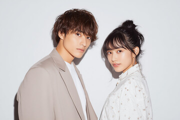 若いアジア人の笑顔のカップル