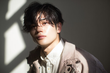 おしゃれなファッション広告の様な若い日本人男性のポートレート