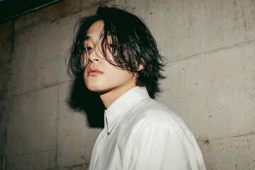 おしゃれなファッション広告の様な若い日本人男性のポートレート