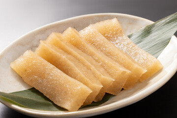 えごねり　いごねり（えご草を煮て溶かし、冷やし固めた）