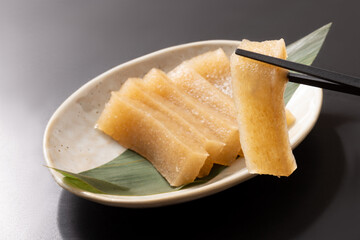 えごねり　いごねり（えご草を煮て溶かし、冷やし固めた）