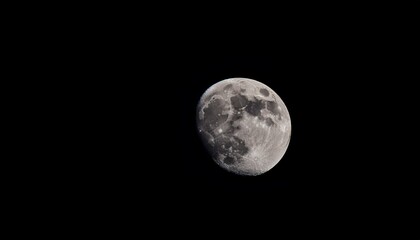 Obraz premium Full Moon In Clear Night Sky With Subtle Surface Details And Natural Textures For Celestial And Astronomical Themes