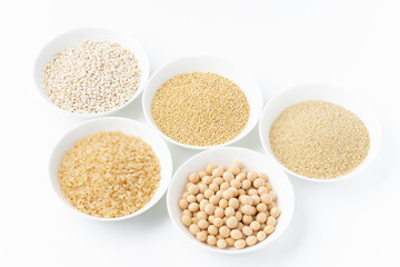 白背景に並べた五穀（玄米、大豆、麦、粟、稗）