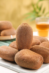 Fresh Guizhou Xiuwen Kiwifruit Gift Box Display with Traditional Tea Setting