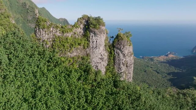 Vid&eacute;o des pitons volcaniques de la vall&eacute;e de HANE sur l'ile de UA HUKA au soleil couchant