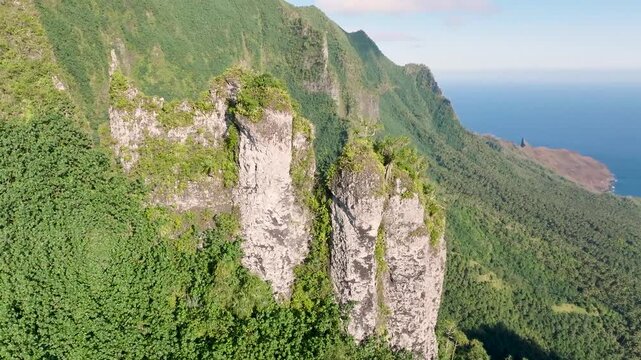 Vid&eacute;o des pitons volcaniques de la vall&eacute;e de HANE sur l'ile de UA HUKA au soleil couchant