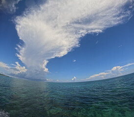 海と空と白い雲、夏休みの風景
