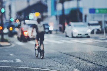 自転車に乗る人と道路風景