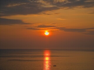 Fototapeta premium Summer seascape, dawn sunrise, beautiful sky colors, sun, sea, cloud background, beautiful sunrise scenery, Jeongdongjin sea, South Korea - 여름 자연, 새벽 일출, 아름다운 하늘, 태양, 바다, 구름 배경, 멋진 해돋이 풍경, 정동진 바다, 한국