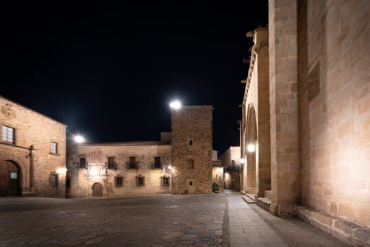 Vista panor&aacute;mica del casco hist&oacute;rico de la ciudad espa&ntilde;ola de C&aacute;ceres con vistas a los tejados de tejas marrones de edificios antiguos alrededor de la plaza principal en el soleado d&iacute;a de verano