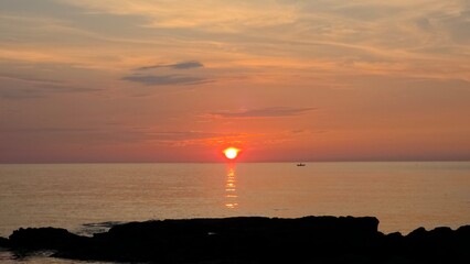 Fototapeta premium Summer seascape, dawn sunrise, beautiful sky colors, sun, sea, cloud background, beautiful sunrise scenery, Jeongdongjin sea, South Korea - 여름 자연, 새벽 일출, 아름다운 하늘, 태양, 바다, 구름 배경, 멋진 해돋이 풍경, 정동진 바다, 한국