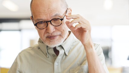 パーキンソン病で手が震えるアジア人高齢者 © mapo