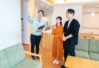 家を案内してもらうカップル