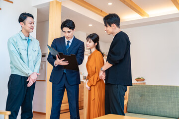 家を案内してもらうカップル