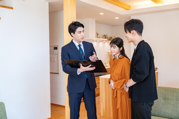 家を案内してもらうカップル