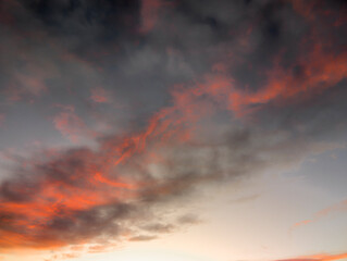 Nubes anaranjadas alargadas