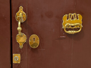 Cerradura y tirador de una puerta antigua de Menorca