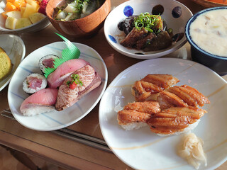 An example of a buffet-style meal (rotating sushi，buffet style) / バイキング形式の食事風景の一例(ビュッフェスタイル，回転寿司スタイル)