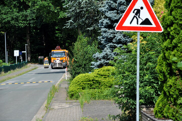 Stra&szlig;enunterhaltungsdienst: Reparatur und Erneuerung von Kanaldeckeln mit IVECO Fahrzeug und Spezialmaschinen in Damme.