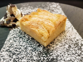 frischer Apfelkuchen mit schwarzer und weißer Kuvertüre