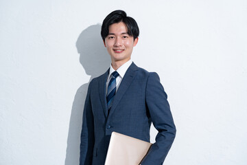 スーツを着た若い日本人男性