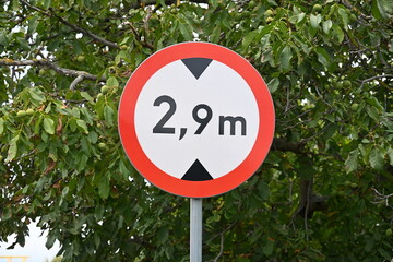 Warning and height restriction barrier for vehicles up to 2.9 meters
