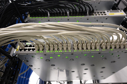 Netzwerk-Switch mit Kabelverbindungen