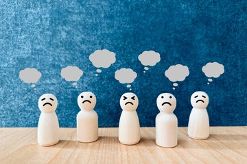 もやもやと悩む人々の不安がうつる